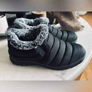 Women’s Minnetonka slip in shoe boots